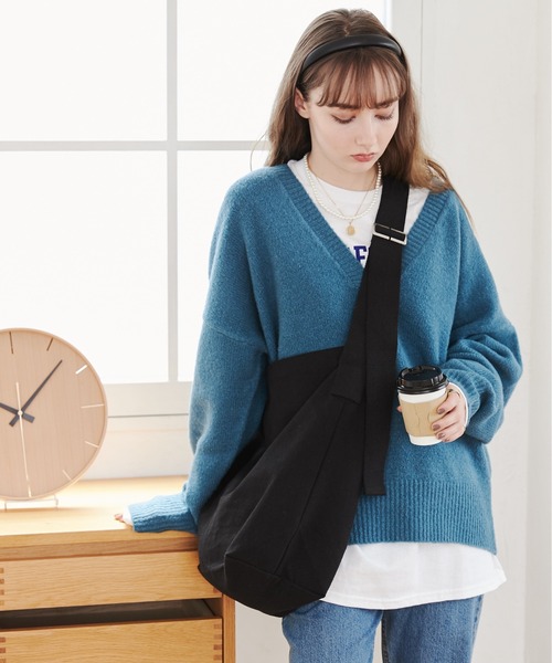 ANGIE（アンジー）の「オーバーサイズ 深Vネックニットプルオーバー（ニット/セーター・レディース・ブラック/ブルー/杢グレー/レッド/ネイビー/イエロー・FREE）」の13枚目の写真