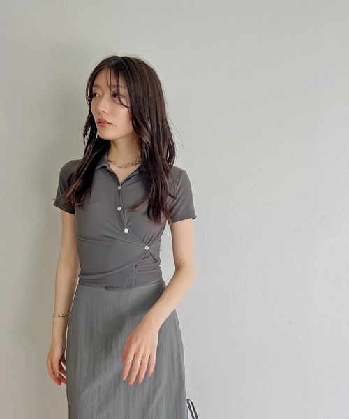 ISOOK(アイスー)の「【ZOZO限定】Asymmetry 2way rib polo shirt / アシンメトリー2wayリブポロシャツ(ポロシャツ・レディース・ブラック/チャコール・FREE)」の7枚目の写真