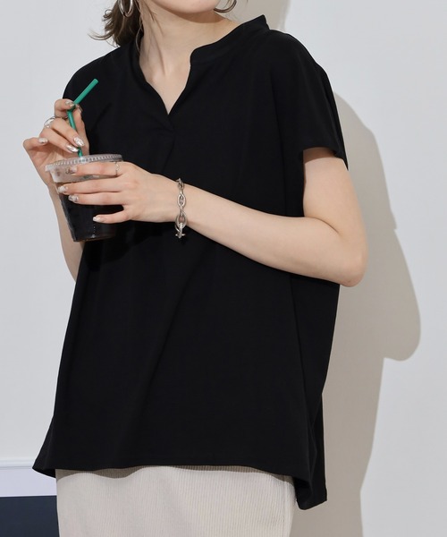 atONE(アットワン)の「atONE スキッパーブラウス風カットソー(Tシャツ/カットソー・レディース・ホワイト/テラコッタ/ライトブラウン/ブラック/カーキ/ピンクベージュ/ミント・M-L/LL~3L/4L~5L)」の2枚目の写真