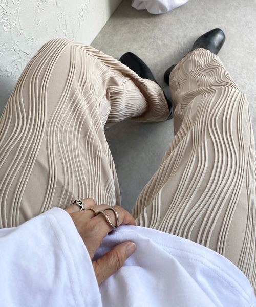 She's Closet（シーズクローゼット）の「ウェーブ波柄ワイドストレートロングプリーツパンツ（その他パンツ・レディース・グレイッシュベージュ/チャコール/ブラック・FREE）」の3枚目の写真