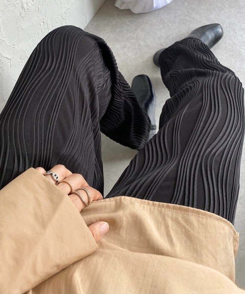 She's Closet（シーズクローゼット）の「ウェーブ波柄ワイドストレートロングプリーツパンツ（その他パンツ・レディース・グレイッシュベージュ/チャコール/ブラック・FREE）」の2枚目の写真