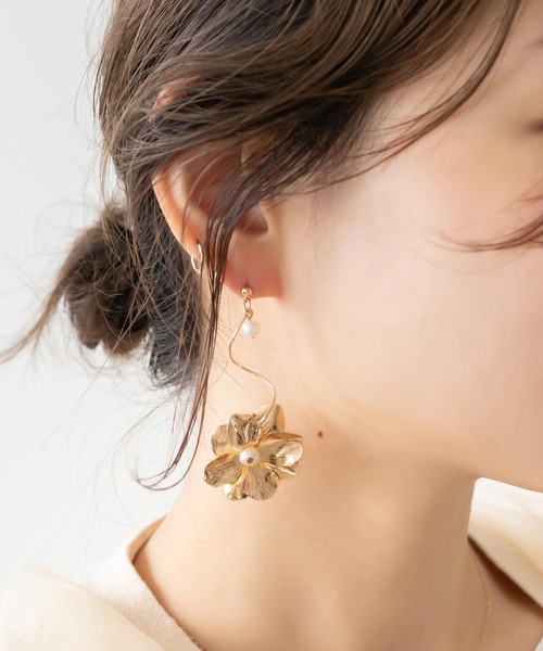 RANDA（ランダ）の「ボリュームフラワーピアス（ピアス（両耳用）・レディース・シルバー/ゴールド・FREE）」の2枚目の写真