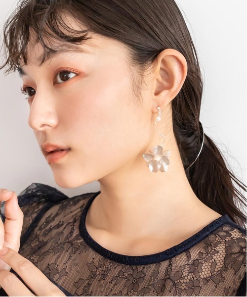 RANDA（ランダ）の「ボリュームフラワーピアス（ピアス（両耳用）・レディース・シルバー/ゴールド・FREE）」の4枚目の写真
