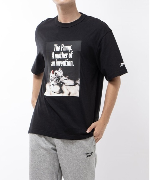 Reebok(リーボック)の「バスケットボール ポンプ グラフィック Tシャツ / BB PUMP GRAPHIC TEE(Tシャツ/カットソー・メンズ・ブラック/オフホワイト・LARGE/SMALL/MEDIUM/XX-LARGE/X-LARGE/X-SMALL)」の1枚目の写真