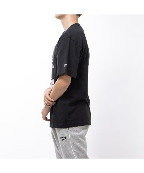 Reebok(リーボック)の「バスケットボール ポンプ グラフィック Tシャツ / BB PUMP GRAPHIC TEE(Tシャツ/カットソー・メンズ・ブラック/オフホワイト・LARGE/SMALL/MEDIUM/XX-LARGE/X-LARGE/X-SMALL)」の3枚目の写真