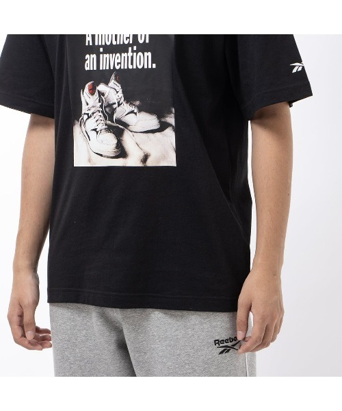Reebok(リーボック)の「バスケットボール ポンプ グラフィック Tシャツ / BB PUMP GRAPHIC TEE(Tシャツ/カットソー・メンズ・ブラック/オフホワイト・LARGE/SMALL/MEDIUM/XX-LARGE/X-LARGE/X-SMALL)」の6枚目の写真