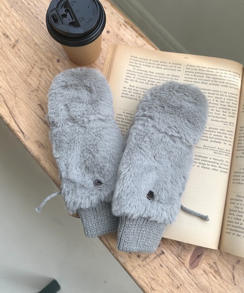 MYMOOD.（マイムード）の「【スマホ対応】フェイクファー 2WAY ミトングローブ 手袋（手袋・レディース・グレイッシュベージュ/ブラック/アイボリー/ベージュ/グレー/ピンク・FREE）」の3枚目の写真