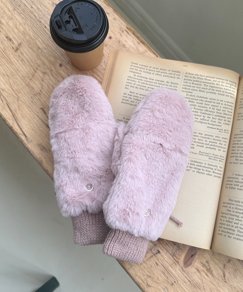 MYMOOD.（マイムード）の「【スマホ対応】フェイクファー 2WAY ミトングローブ 手袋（手袋・レディース・グレイッシュベージュ/ブラック/アイボリー/ベージュ/グレー/ピンク・FREE）」の6枚目の写真