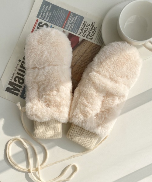 MYMOOD.（マイムード）の「【スマホ対応】フェイクファー 2WAY ミトングローブ 手袋（手袋・レディース・グレイッシュベージュ/ブラック/アイボリー/ベージュ/グレー/ピンク・FREE）」の2枚目の写真