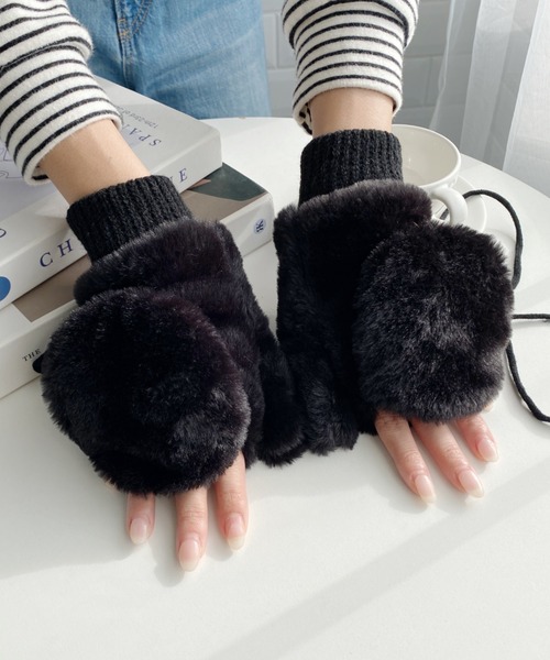 MYMOOD.（マイムード）の「【スマホ対応】フェイクファー 2WAY ミトングローブ 手袋（手袋・レディース・グレイッシュベージュ/ブラック/アイボリー/ベージュ/グレー/ピンク・FREE）」の21枚目の写真