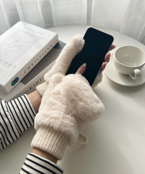 MYMOOD.（マイムード）の「【スマホ対応】フェイクファー 2WAY ミトングローブ 手袋（手袋・レディース・グレイッシュベージュ/ブラック/アイボリー/ベージュ/グレー/ピンク・FREE）」の17枚目の写真