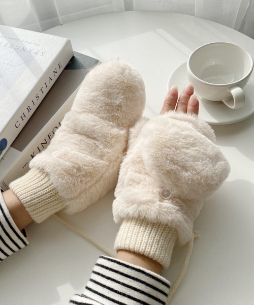 MYMOOD.（マイムード）の「【スマホ対応】フェイクファー 2WAY ミトングローブ 手袋（手袋・レディース・グレイッシュベージュ/ブラック/アイボリー/ベージュ/グレー/ピンク・FREE）」の13枚目の写真