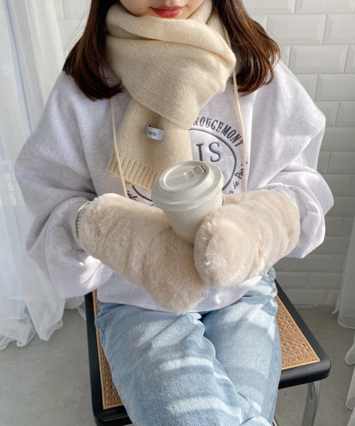 MYMOOD.（マイムード）の「【スマホ対応】フェイクファー 2WAY ミトングローブ 手袋（手袋・レディース・グレイッシュベージュ/ブラック/アイボリー/ベージュ/グレー/ピンク・FREE）」の7枚目の写真