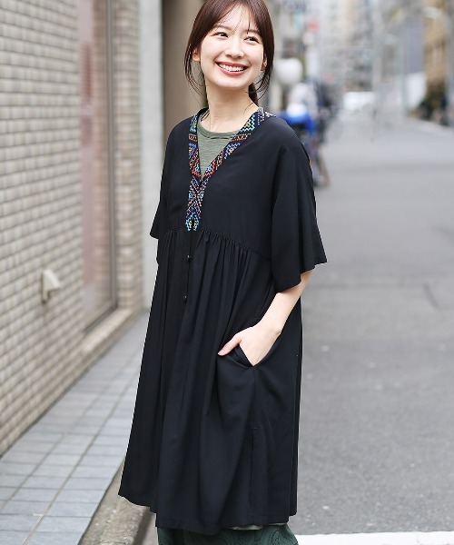 チチカカ（チチカカ）の「キカ刺繍チュニックワンピース（ワンピース・レディース・ライトグレー/ブラック/ブルー・FREE）」の2枚目の写真