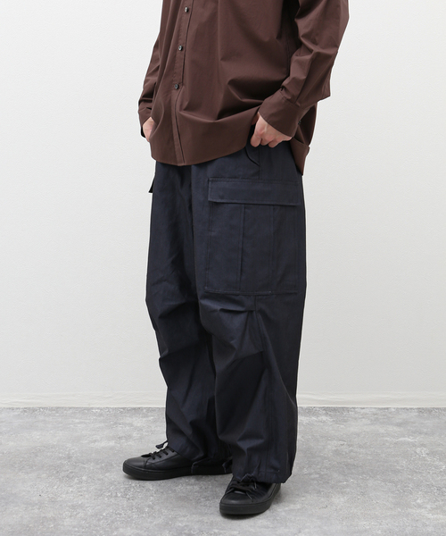 EDIFICE LA BOUCLE（エディフィスラブークル）の「【LA BOUCLE / ラブ―クル】50/2 ギャバジン カーゴパンツ（カーゴパンツ・メンズ・ベージュ/ネイビー・FREE）」の2枚目の写真