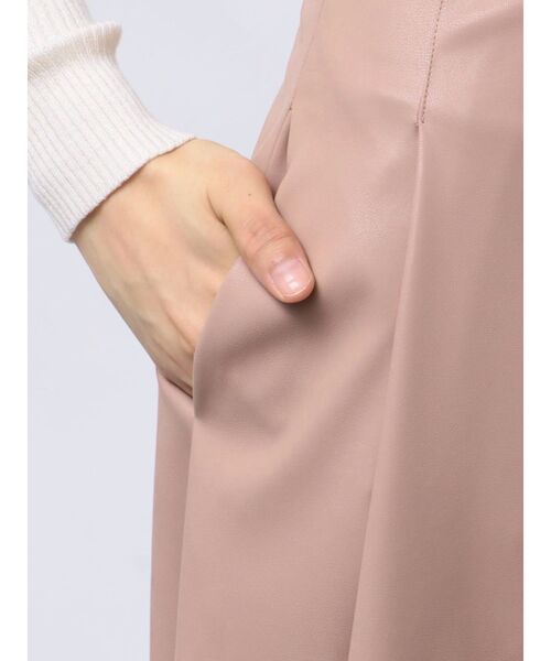 MERCURYDUO(マーキュリーデュオ)の「フェイクレザーフレアスカート(スカート・レディース・ブラック/ベージュ・SMALL/MEDIUM)」の4枚目の写真