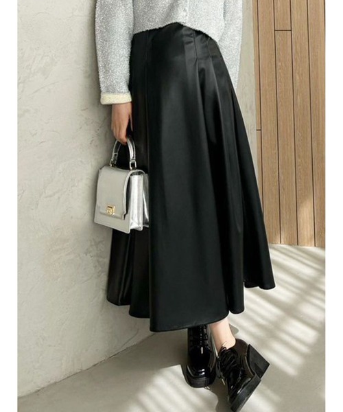 MERCURYDUO(マーキュリーデュオ)の「フェイクレザーフレアスカート(スカート・レディース・ブラック/ベージュ・SMALL/MEDIUM)」の2枚目の写真