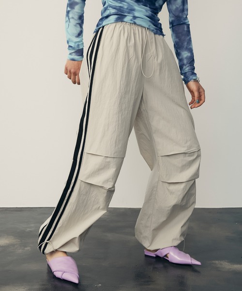 uyu.（ウユ）の「Drawstring Side Line Wide Pants/ ドロストサイドラインワイドパンツ【uyu./ウユ】（カーゴパンツ・レディース・ブルー/ベージュ/グレー/レッド・M/S）」の3枚目の写真