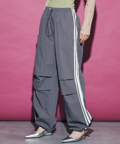 uyu.（ウユ）の「Drawstring Side Line Wide Pants/ ドロストサイドラインワイドパンツ【uyu./ウユ】（カーゴパンツ・レディース・ブルー/ベージュ/グレー/レッド・M/S）」の2枚目の写真
