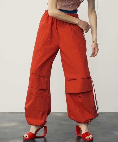 uyu.（ウユ）の「Drawstring Side Line Wide Pants/ ドロストサイドラインワイドパンツ【uyu./ウユ】（カーゴパンツ・レディース・ブルー/ベージュ/グレー/レッド・M/S）」の4枚目の写真