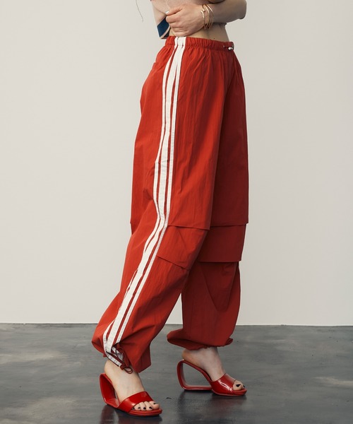 uyu.（ウユ）の「Drawstring Side Line Wide Pants/ ドロストサイドラインワイドパンツ【uyu./ウユ】（カーゴパンツ・レディース・ブルー/ベージュ/グレー/レッド・M/S）」の21枚目の写真