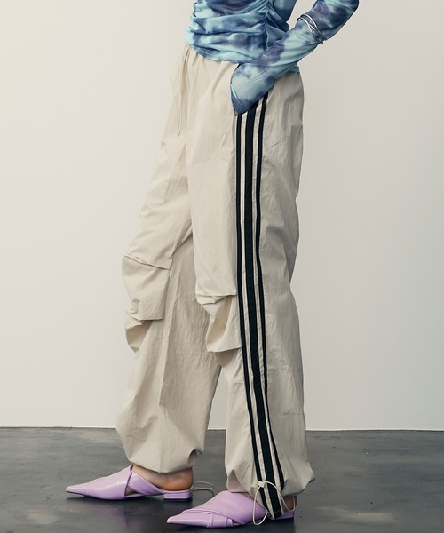uyu.（ウユ）の「Drawstring Side Line Wide Pants/ ドロストサイドラインワイドパンツ【uyu./ウユ】（カーゴパンツ・レディース・ブルー/ベージュ/グレー/レッド・M/S）」の10枚目の写真