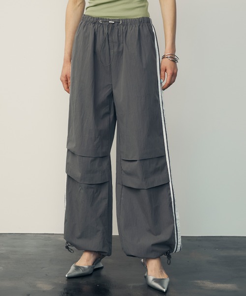 uyu.（ウユ）の「Drawstring Side Line Wide Pants/ ドロストサイドラインワイドパンツ【uyu./ウユ】（カーゴパンツ・レディース・ブルー/ベージュ/グレー/レッド・M/S）」の16枚目の写真