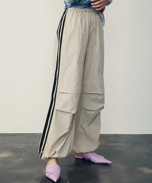 uyu.（ウユ）の「Drawstring Side Line Wide Pants/ ドロストサイドラインワイドパンツ【uyu./ウユ】（カーゴパンツ・レディース・ブルー/ベージュ/グレー/レッド・M/S）」の11枚目の写真