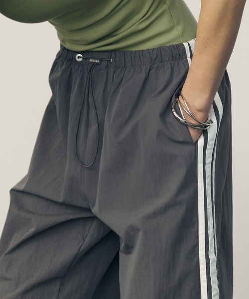 uyu.（ウユ）の「Drawstring Side Line Wide Pants/ ドロストサイドラインワイドパンツ【uyu./ウユ】（カーゴパンツ・レディース・ブルー/ベージュ/グレー/レッド・M/S）」の19枚目の写真