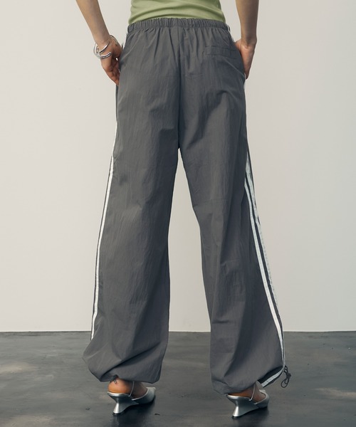 uyu.（ウユ）の「Drawstring Side Line Wide Pants/ ドロストサイドラインワイドパンツ【uyu./ウユ】（カーゴパンツ・レディース・ブルー/ベージュ/グレー/レッド・M/S）」の18枚目の写真
