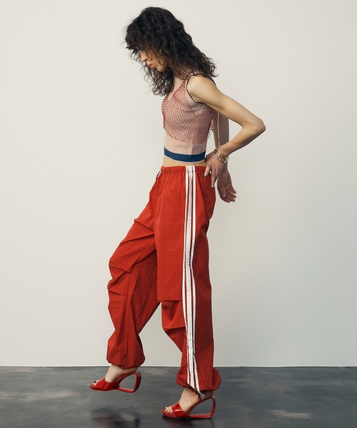 uyu.（ウユ）の「Drawstring Side Line Wide Pants/ ドロストサイドラインワイドパンツ【uyu./ウユ】（カーゴパンツ・レディース・ブルー/ベージュ/グレー/レッド・M/S）」の22枚目の写真
