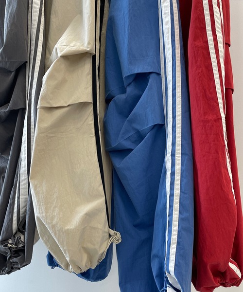 uyu.（ウユ）の「Drawstring Side Line Wide Pants/ ドロストサイドラインワイドパンツ【uyu./ウユ】（カーゴパンツ・レディース・ブルー/ベージュ/グレー/レッド・M/S）」の5枚目の写真