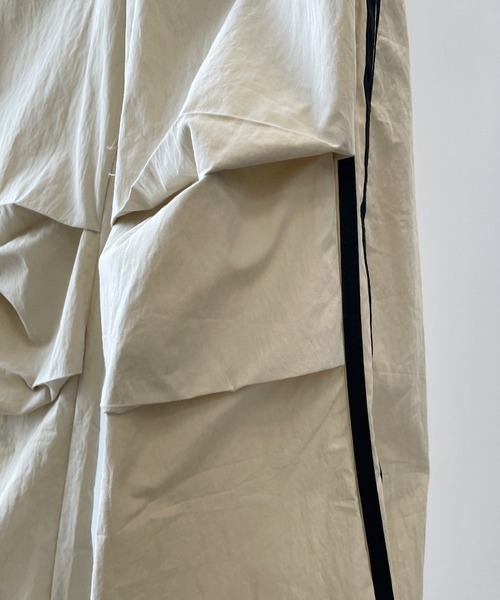 uyu.（ウユ）の「Drawstring Side Line Wide Pants/ ドロストサイドラインワイドパンツ【uyu./ウユ】（カーゴパンツ・レディース・ブルー/ベージュ/グレー/レッド・M/S）」の8枚目の写真