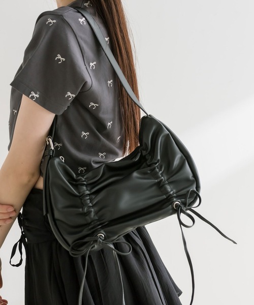 OLIVE des OLIVE（オリーブデオリーブ）の「【WEB限定カラーあり】ドロストリボンバッグ（ショルダーバッグ・レディース・ブラック/ピンク/シルバー/オフホワイト/ブラウン・FREE）」の3枚目の写真