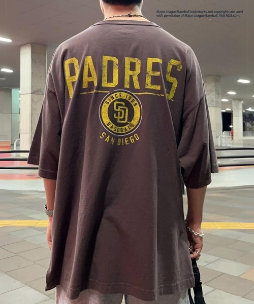 MLB(メジャーリーグベースボール)の「MLB(エムエルビー)カスレ加工プリントTシャツ(Tシャツ/カットソー・メンズ・ブラック/ブルー/グリーン/ホワイト/ブラウン/ネイビー・M/L/XL)」の1枚目の写真