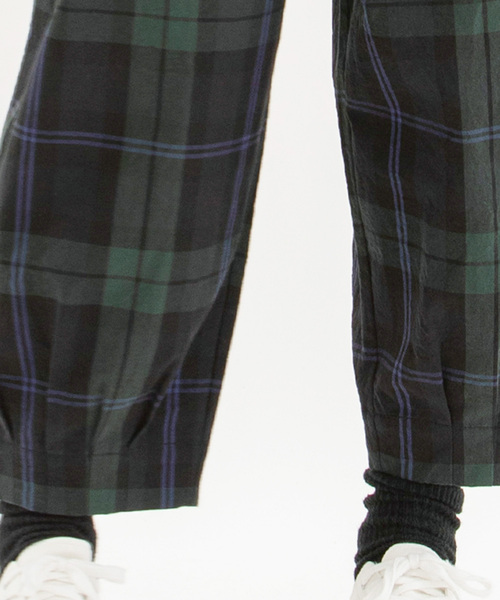nop de nodノップドゥノッド　ポムパンツ　ゆったりテーパードパンツ　黒 nop de nod パンツ Pommeトロ裾ダーツ9分パンツ レディース