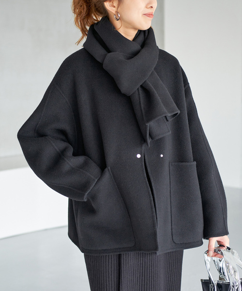 Spick & Span（スピックアンドスパン）の「ビーバーストール付きショートコート（ノーカラーコート・レディース・ブラック/キャメル・38/36）」の2枚目の写真