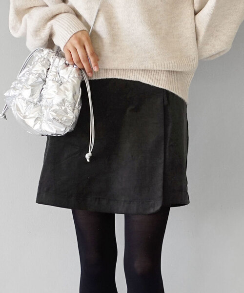 MIMIMEMETE(ミミメメット)の「ベロア ラップ風ミニスカート(スカート・レディース・ブラック/ネイビー・M)」の1枚目の写真