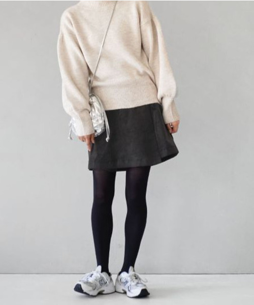 MIMIMEMETE(ミミメメット)の「ベロア ラップ風ミニスカート(スカート・レディース・ブラック/ネイビー・M)」の4枚目の写真