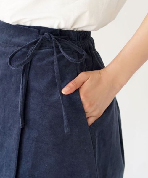 MIMIMEMETE(ミミメメット)の「ベロア ラップ風ミニスカート(スカート・レディース・ブラック/ネイビー・M)」の11枚目の写真