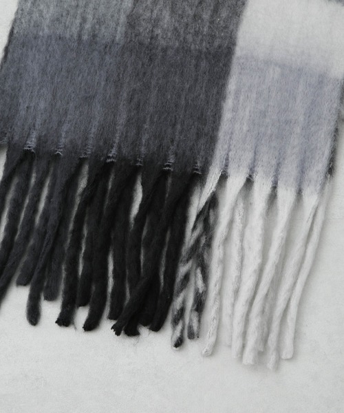 NANO universe（ナノユニバース）の「ボリュームチェックマフラー（マフラー・レディース・ブラック/ブルー/イエロー・FREE）」の10枚目の写真