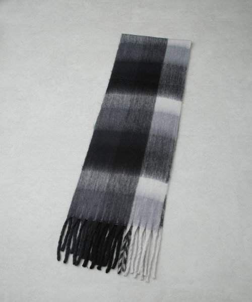 NANO universe（ナノユニバース）の「ボリュームチェックマフラー（マフラー・レディース・ブラック/ブルー/イエロー・FREE）」の4枚目の写真