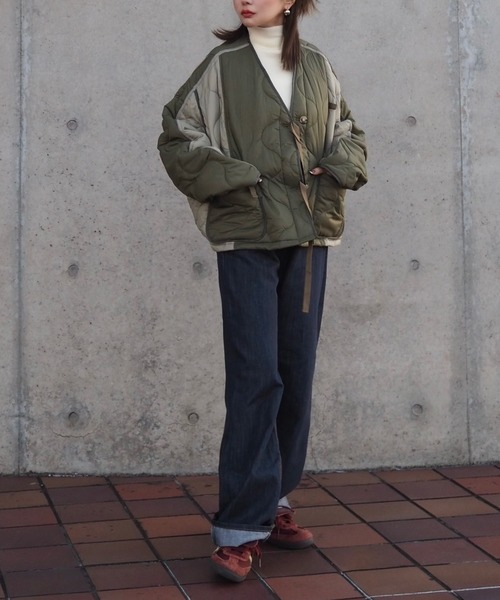 LAULEN(ローレン)の「nylon switching two-tone jacket parka /ナイロン 切り替え Vネック キルティング ジャケット(ノーカラージャケット・レディース・グリーン/ブラック・FREE)」の9枚目の写真