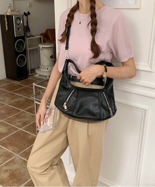 FINEnough(ファインナフ)の「合皮ハンドル2WAYジップデザインショルダーバッグ(ショルダーバッグ・レディース・シルバー/ブラック/ブラウン・FREE)」の1枚目の写真