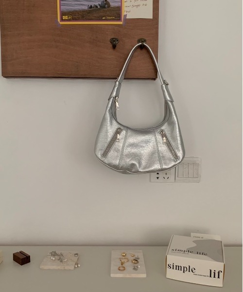 FINEnough(ファインナフ)の「合皮ハンドル2WAYジップデザインショルダーバッグ(ショルダーバッグ・レディース・シルバー/ブラック/ブラウン・FREE)」の5枚目の写真