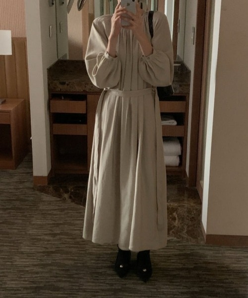 gossip!ロサンゼルス(ゴシップロサンゼルス)の「ラウンドネック ロングワンピース 長袖 シンプル無地 ヴィンテージ風 カジュアル&デイリー(ワンピース・レディース・グレー/ベージュ・FREE)」の2枚目の写真