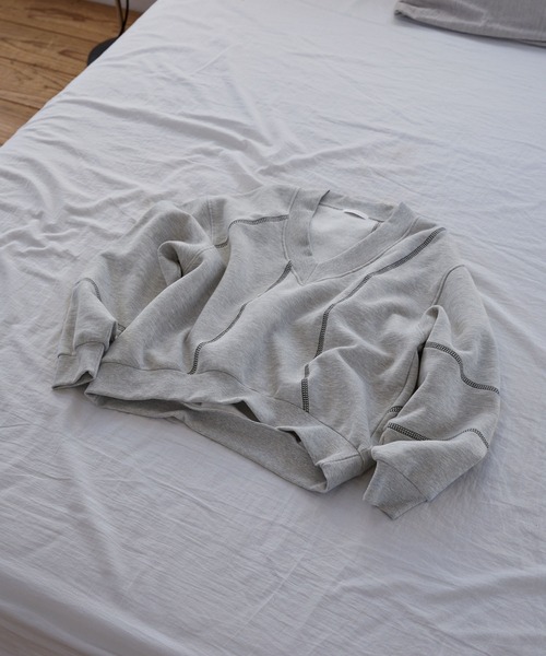 ILLMAZE】Design stitch V-necked sweatshirt / デザインステッチ V