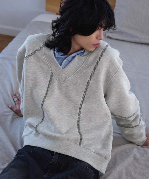 セール】【ILLMAZE】Design stitch V-necked sweatshirt