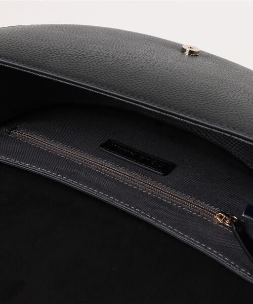 COLE HAAN(コールハーン)の「エビ-サドルバッグ womens(ショルダーバッグ・レディース・ブラック・OSFA)」の4枚目の写真