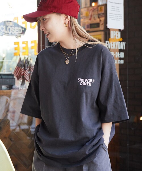 FREAK'S STORE（フリークスストア）の「限定展開 SHE WOLF DINER×FREAK'S STORE/シーウルフダイナー 別注 ビッグシルエット バックプリントTシャツ/CAR（Tシャツ/カットソー・メンズ・アッシュグレー/ホワイト/ブラック/スミクロ・SMALL/LARGE/MEDIUM）」の18枚目の写真